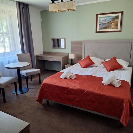 Hotel Osrodek Szkoleniowo-Wypoczynkowy "Lesnik" Ustka Esterno foto